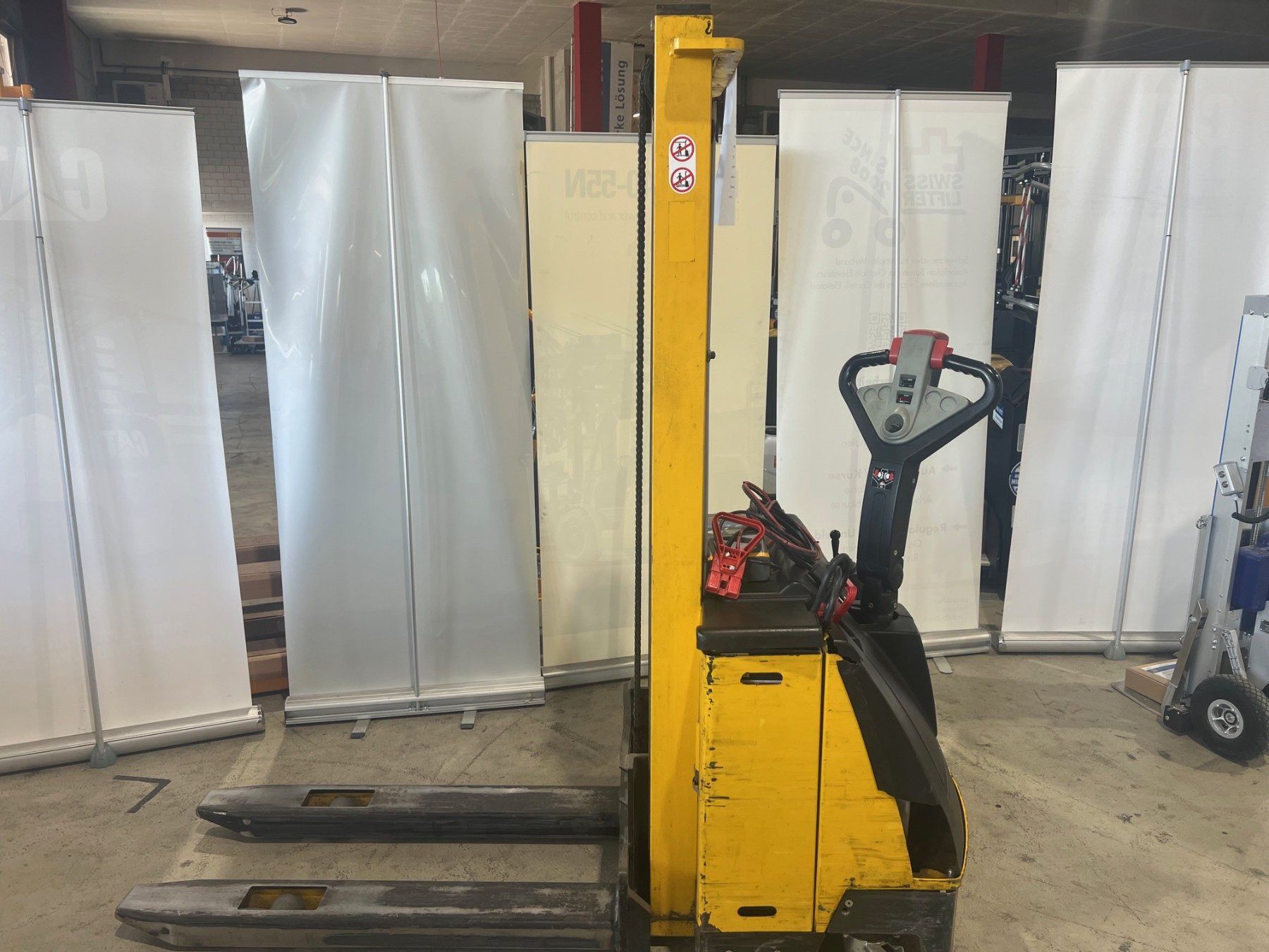 Carrelli elevatori e a forche: Elektro Deichselstapler – Usato da Dintikon venduto da SIRADO