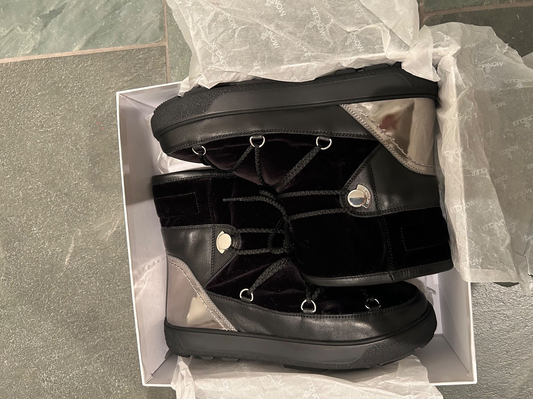Moncler Scarpe da donna: Stiefeletten – Nuovo e nell'imballaggio originale da Schindellegi venduto da nat_xfx6