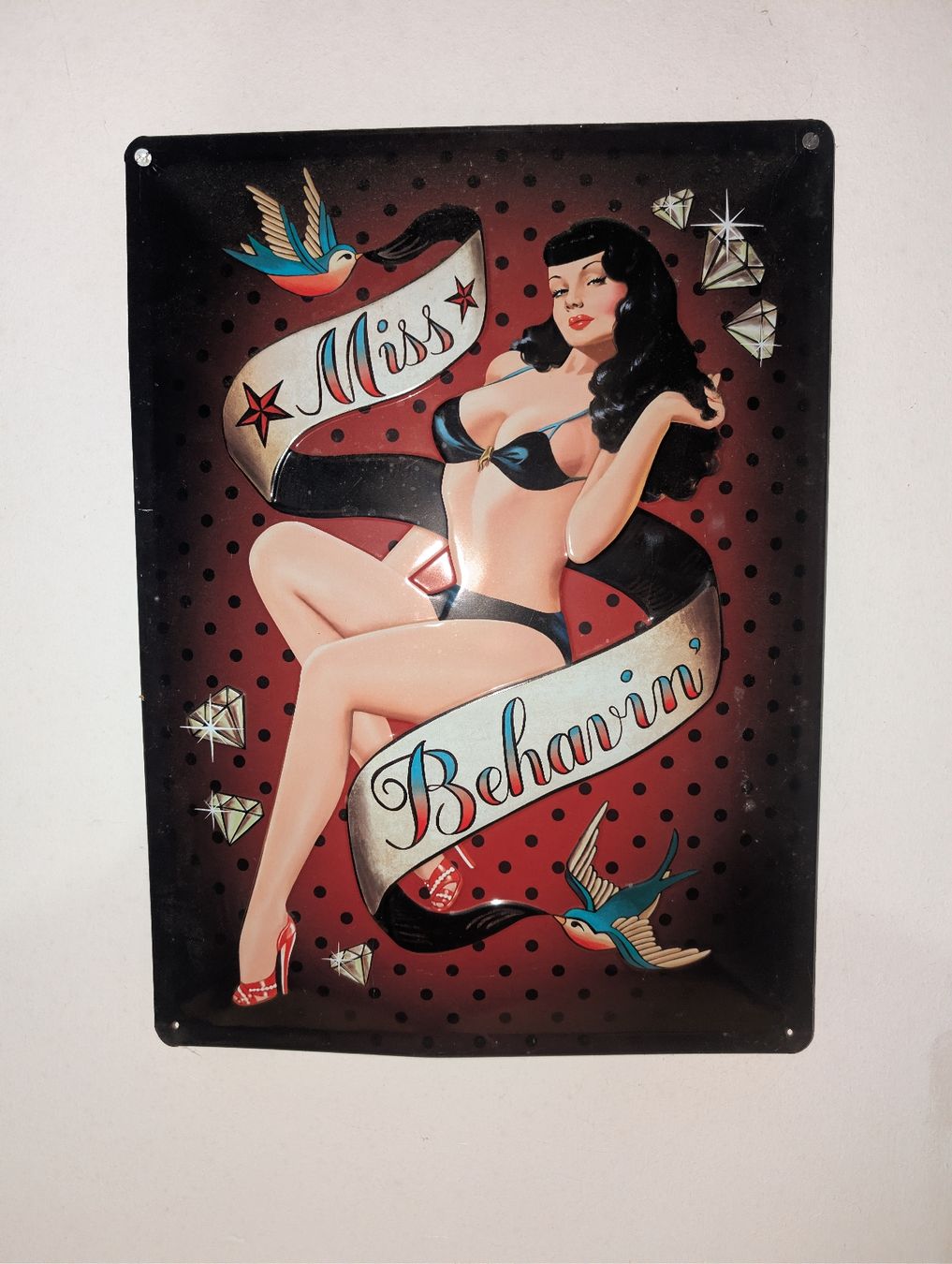 Insegne: Miss Behavin' Blechschild im Retro-Stil, neuwertig – Nuovo (secondo la descrizione) da Amlikon-Bissegg venduto da Helibum