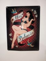 Miss Behavin' Blechschild im Retro-Stil, neuwertig
