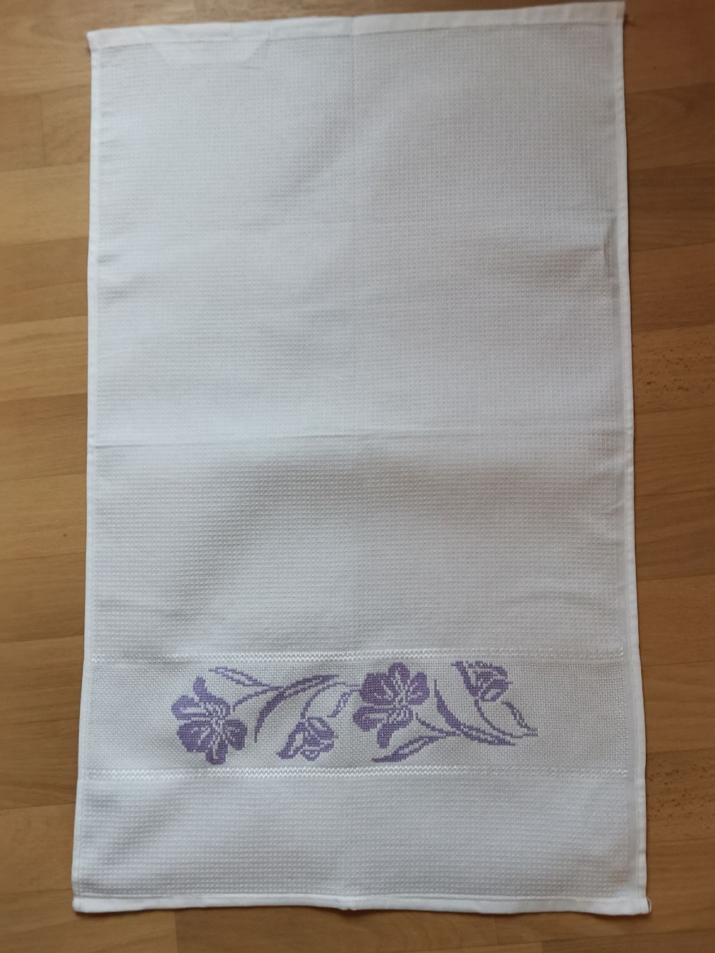 Küchentücher: Essuie-mains blanc brodé fleurs violettes. – Neu und originalverpackt aus Cournillens von masoeur
