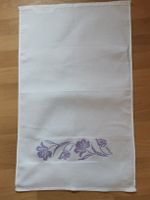 Essuie-mains blanc brodé fleurs violettes.
