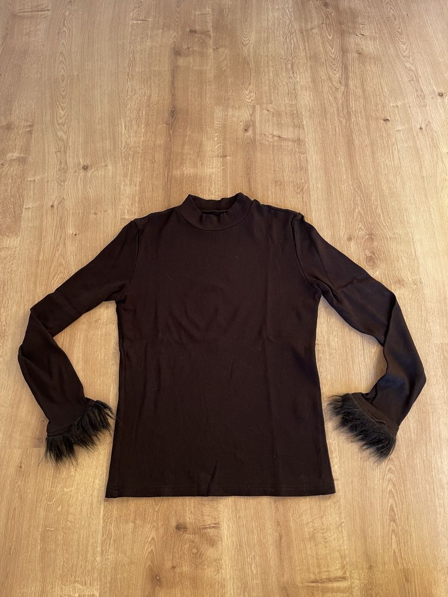 Shein Maglioni & Felpe: Pulli schwarz mit Fell an Ärmel – Usato da Bremgarten AG venduto da arl_8nbf 1