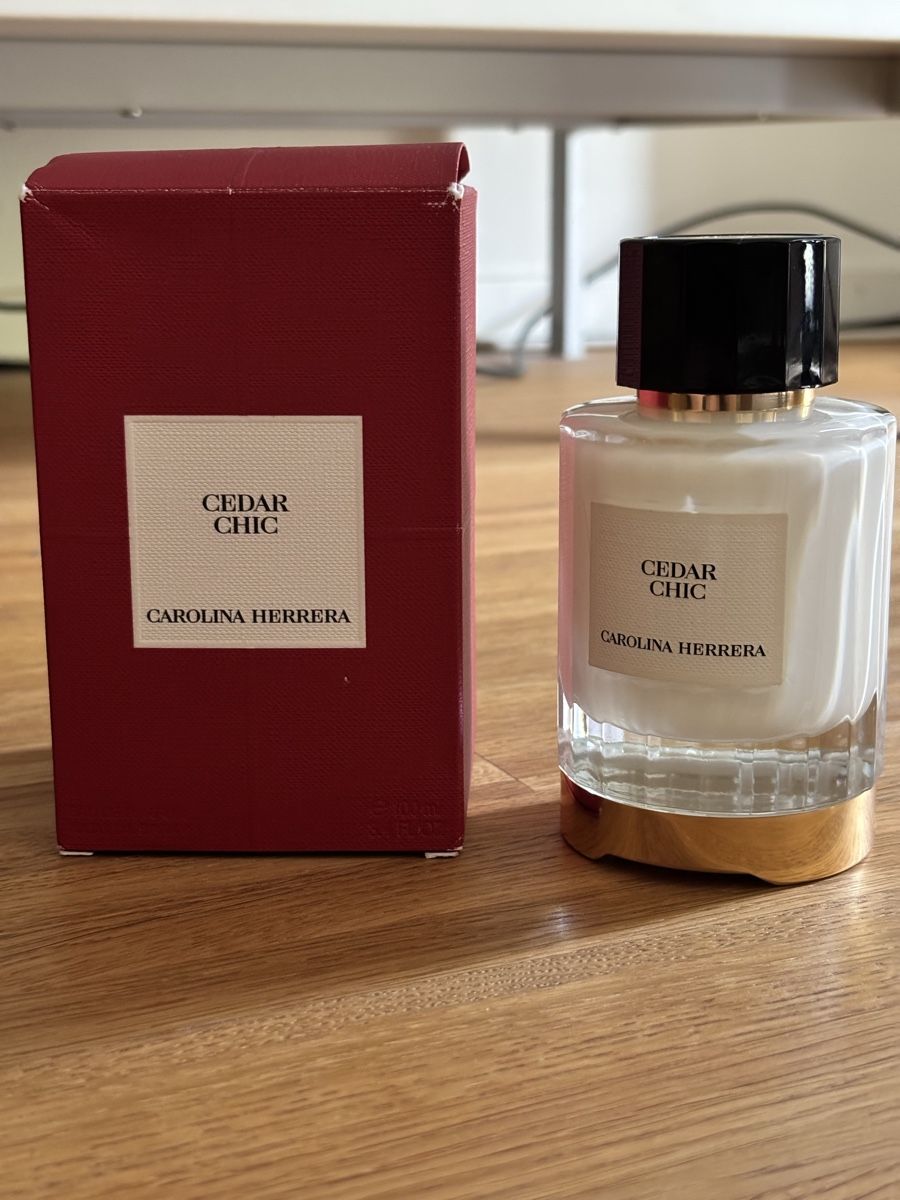 Carolina Herrera Parfums & Eau de Toilette: Carolina Herrera Cedar Chic Eau de Parfum 100 ml – D'occasion à Zürich par Thetimtam