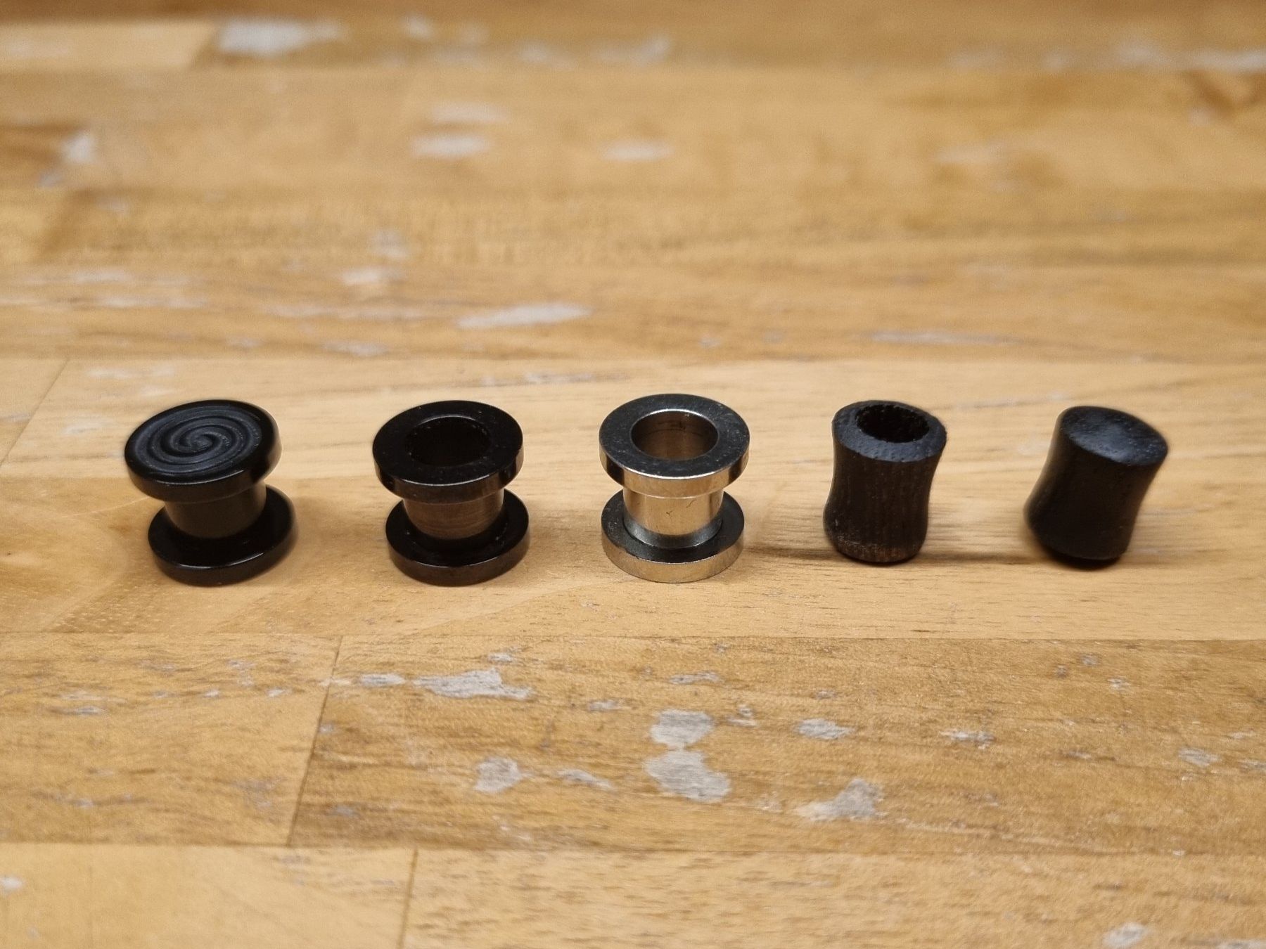 Gioielli per piercing: Set mit 5 Plugs & Tunnels 8mm - Versand gratis! – Usato da Interlaken venduto da Igu7 1