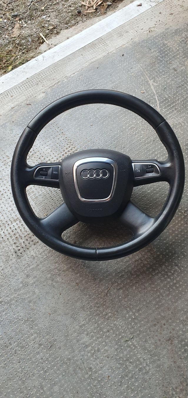 Audi Tutti pezzi di ricambio auto: Volant Audi a8 D3 – Usato da La Chaux-de-Fonds venduto da boos2501