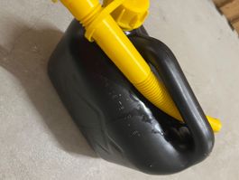 Benzinkanister 5 Liter mit Ausgiesser schwarz gebraucht