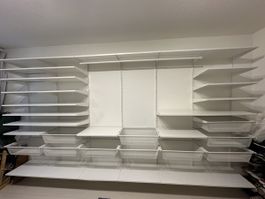 Regalsystem IKEA Boaxel weiss mit Tablaren und Körben