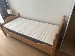 Holzbett mit Matratze
