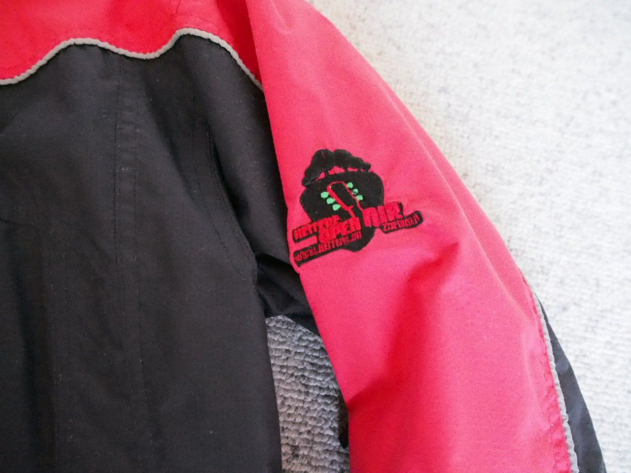 Billets: heitere Regenjacke mit Kapuze – D'occasion à Zofingen par sosalinos01 2