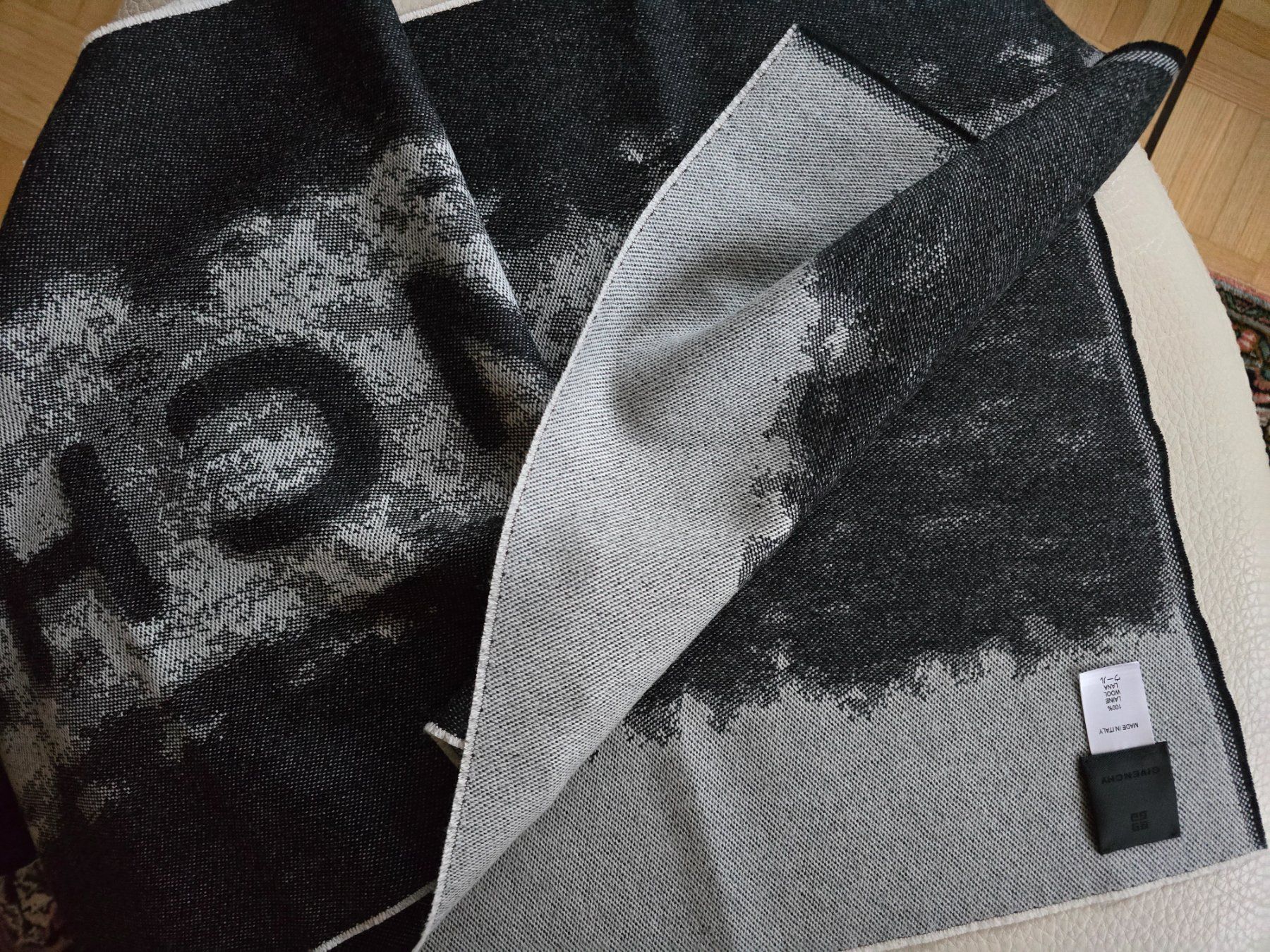 Givenchy Foulard & Sciarpe: Givenchy Schal – Nuovo (secondo la descrizione) da Bottmingen venduto da sandy_2 7