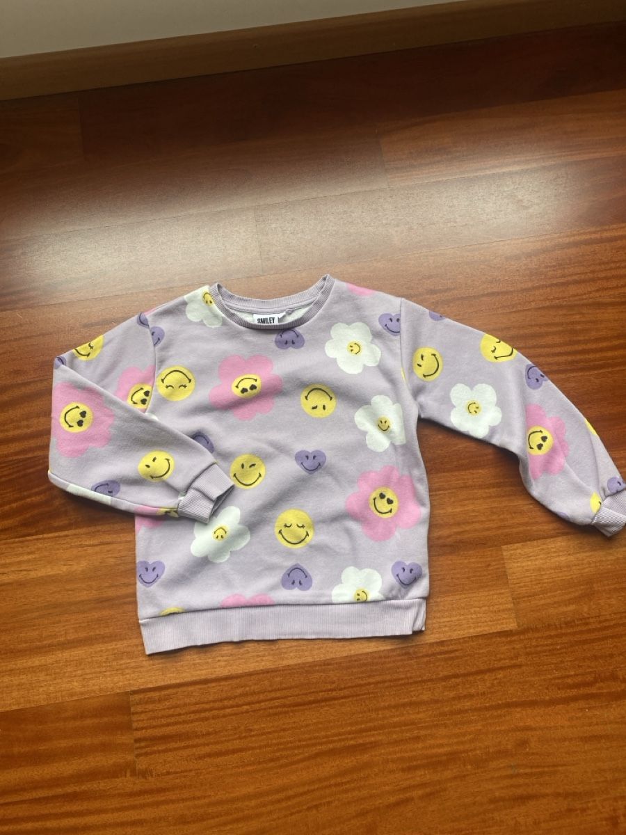Maglioni & Felpe: Pullover Smiley World Grösse 128cm lila Blumen Herzen – Usato da Erlenbach ZH venduto da renata-c
