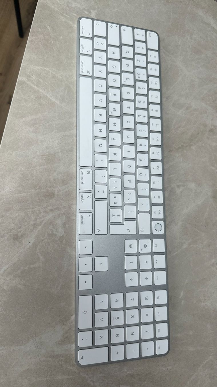 Apple Tastiere: Apple Magic Keyboard mit Touch ID & Ziffernblock – CH Layout – Usato da Schwarzenberg LU venduto da Anita_Castelli