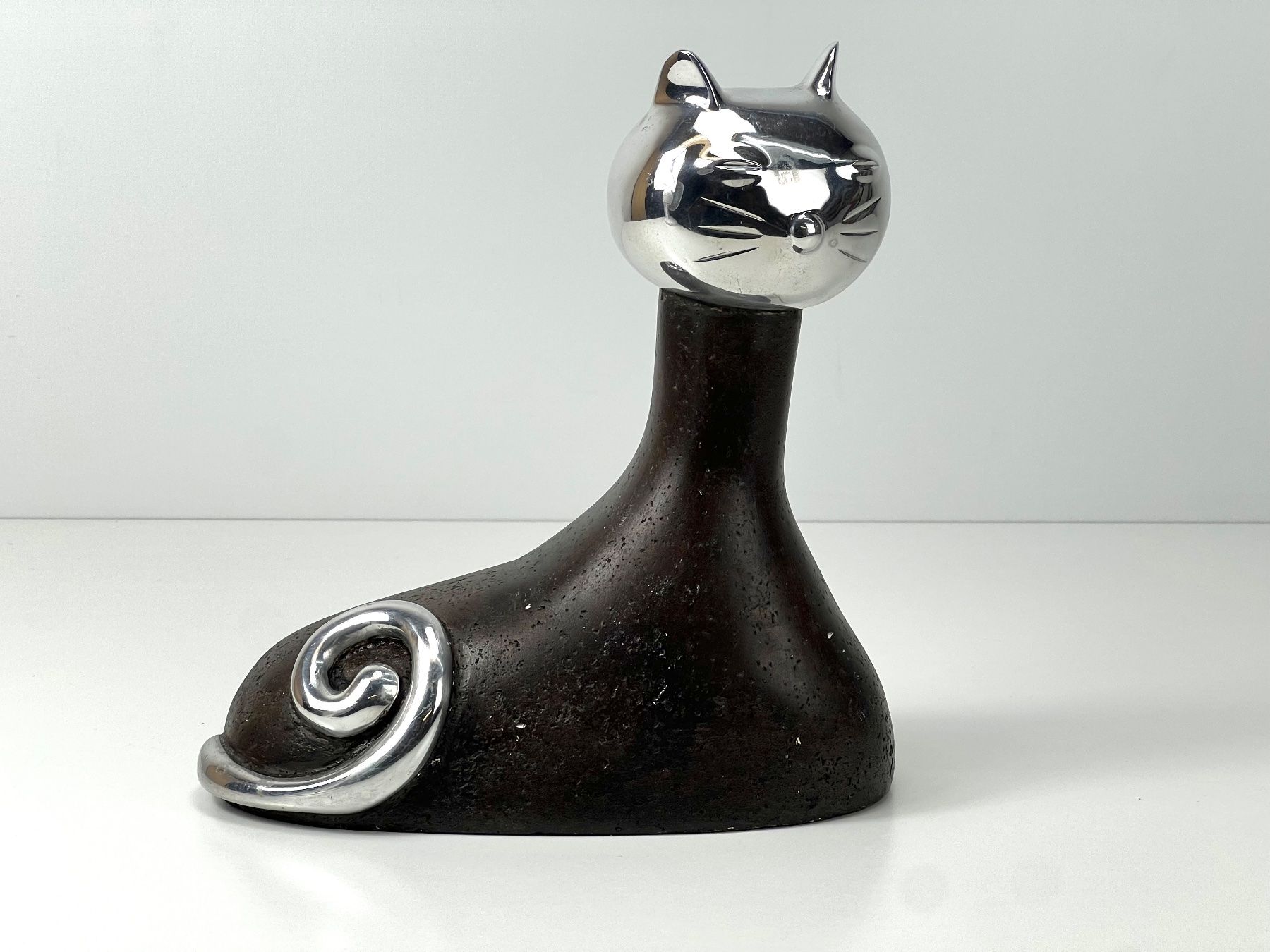 Statuette: PR RAM/DESIGN Skandinavische Design-Katzenfigur massiv – Usato da Zürich venduto da Arche_Brockenhaus