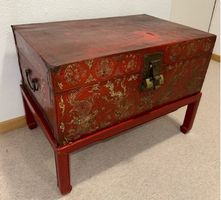 Asiatische Truhe rot mit goldfarbenen Verzierungen