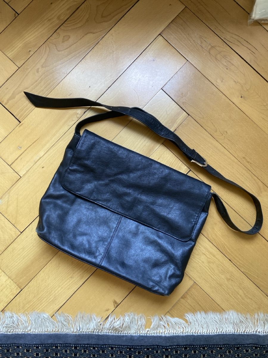 Taschen: schwarze ledertasche, ca. A4 grösse – Gebraucht aus Basel von Erdbeer_maus