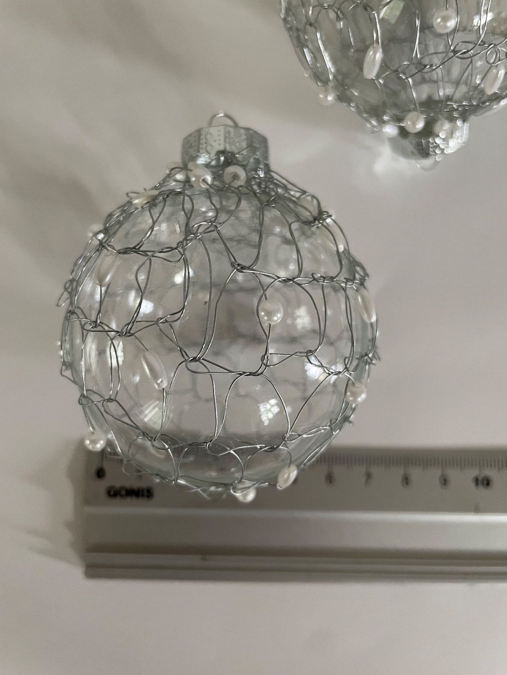 Alle Dekorationen: 8 Weihnachtskugeln aus Glas, mit Perlen weiss – Gebraucht aus Cham von 2eye 2