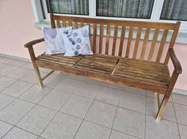 Gartenbank Holz mit Tischchen gebraucht guter Zustand