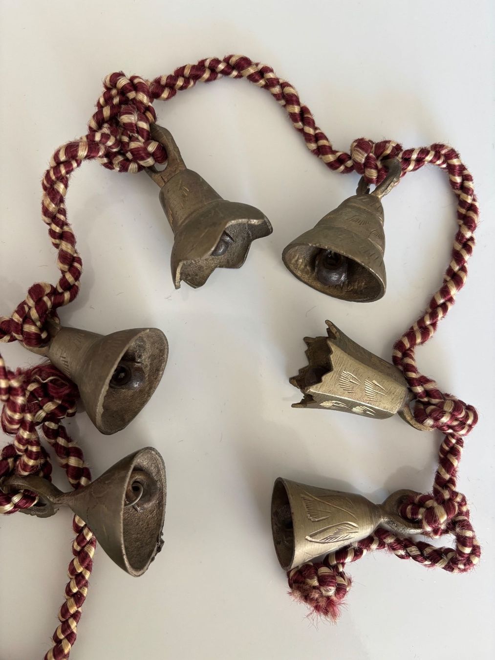 Campanacci mucche: 6 Vintage Antike Indische Messingglocken – Usato da Horgen venduto da uge_pd5p
