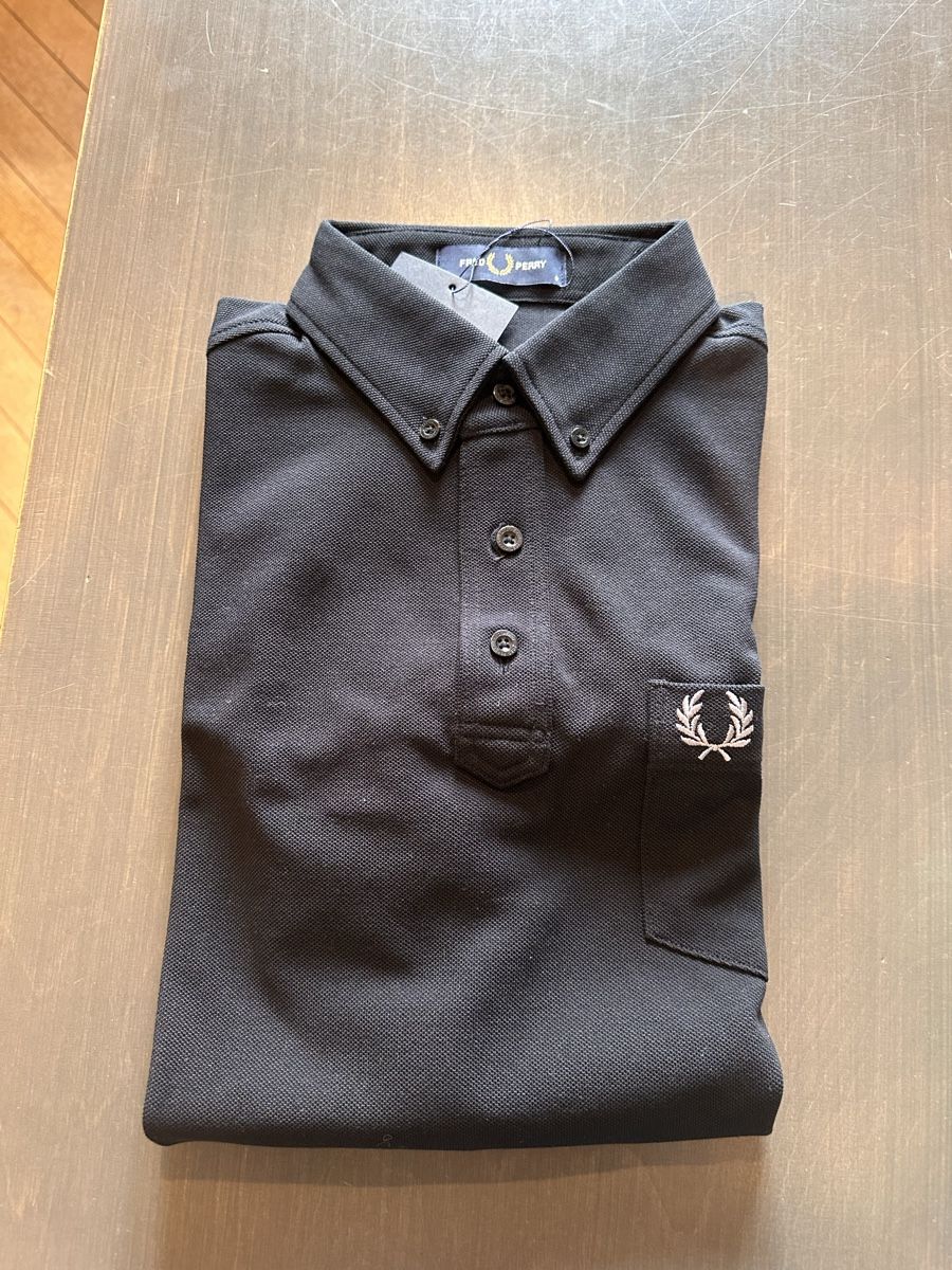Fred Perry Magliette Polo: Fred Perry Poloshirt schwarz – Nuovo e nell'imballaggio originale da Olten venduto da threebumblebee 3