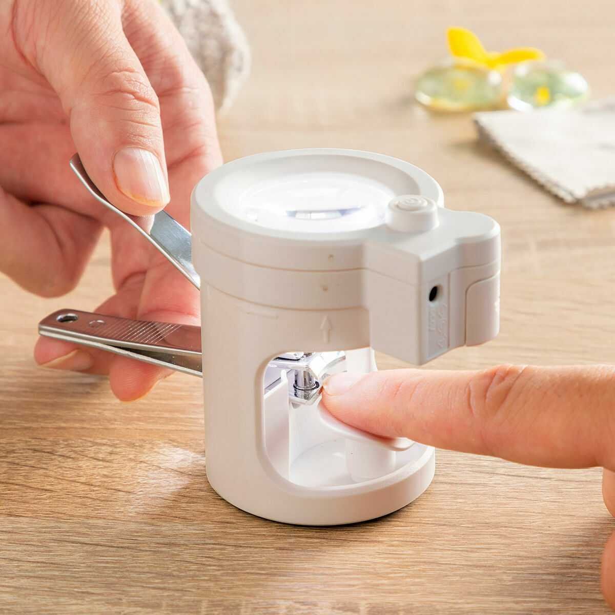 Manicure: Nagelknipser mit LED-Licht, Lupe und Feile – Nuovo e nell'imballaggio originale da Giubiasco venduto da news-shop