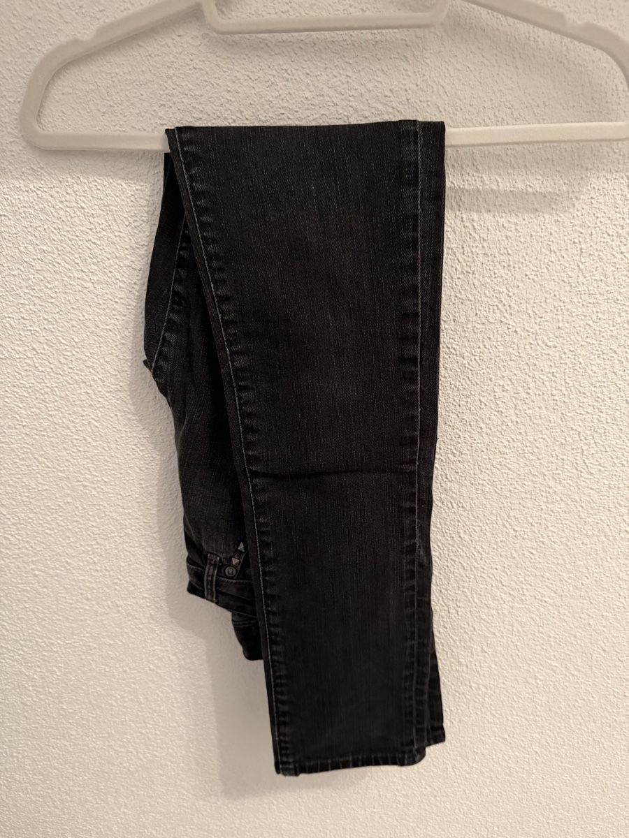 H&M Jeans: Jeans mit Details – Usato da Eschenbach LU venduto da Tatzi1 1