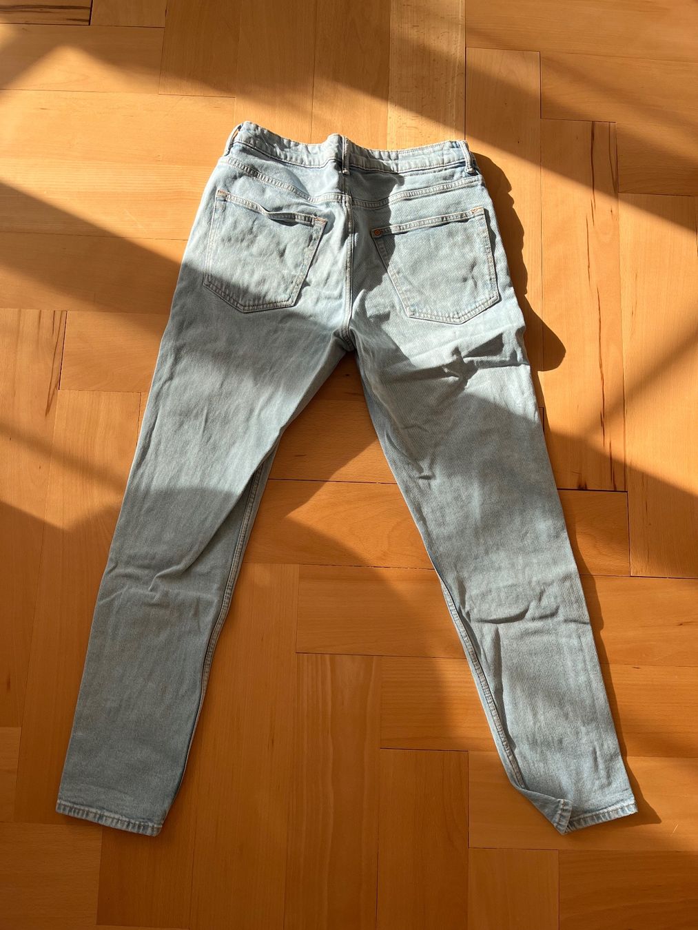 H&M Jeans: Regular Tapered Jeans, hellblau – Usato da Bern venduto da julian.k97 1