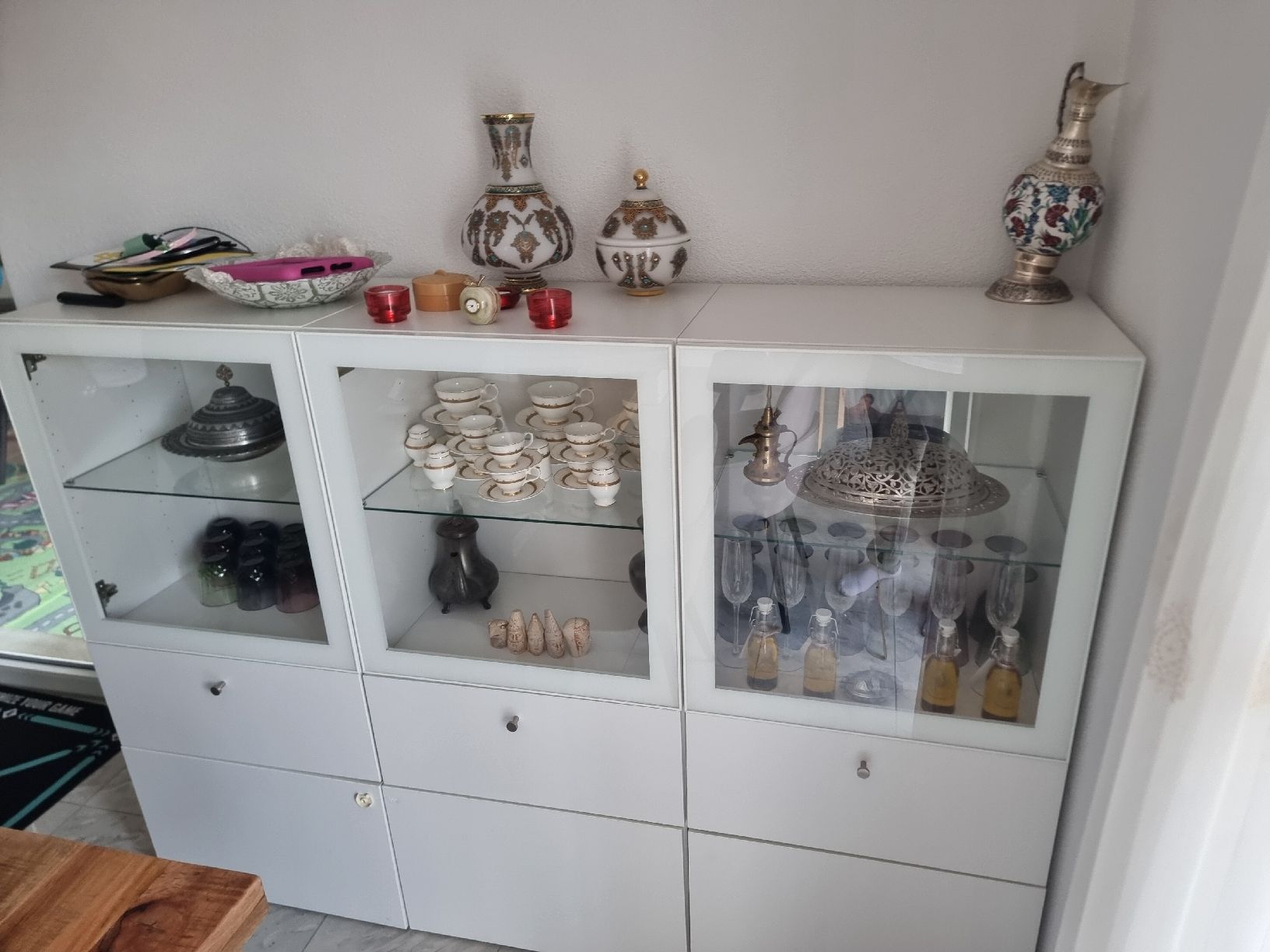 IKEA Besta Vitrinenschrank weiss 3 Module gebraucht (Gebraucht) in Elsau für CHF 69 – nur Abholung auf Ricardo kaufen
