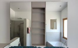 Spiegelschrank mit 4x Glasböden & 6x Steckdosen zu verkaufen