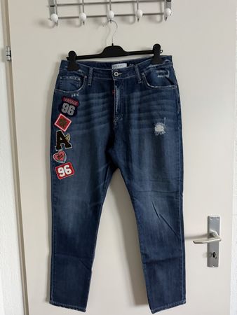 Jeans Please blau mit Patches Grösse L guter Zustand