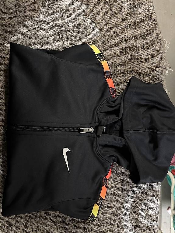 Nike Giacche: Nike Sport Jacke 104-110 – Usato da Regensdorf venduto da Piritatti 1