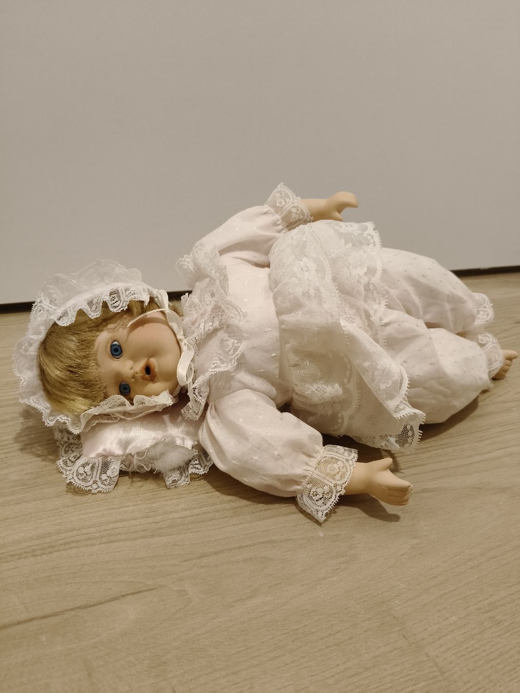 Bambole: Poupée porcelaine – Nuovo (secondo la descrizione) da Monthey venduto da lesaffairesdecamille