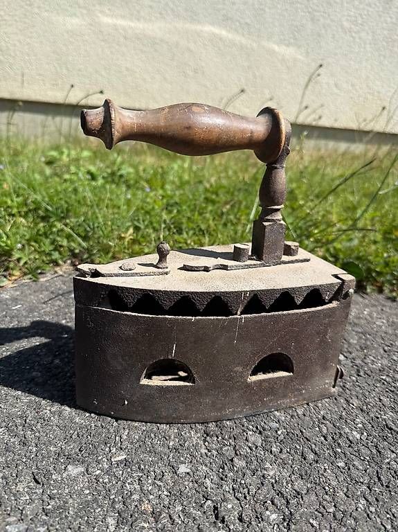Ferri da stiro: Ancien fer à repasser – Usato da Goumoens-la-Ville venduto da SandieF