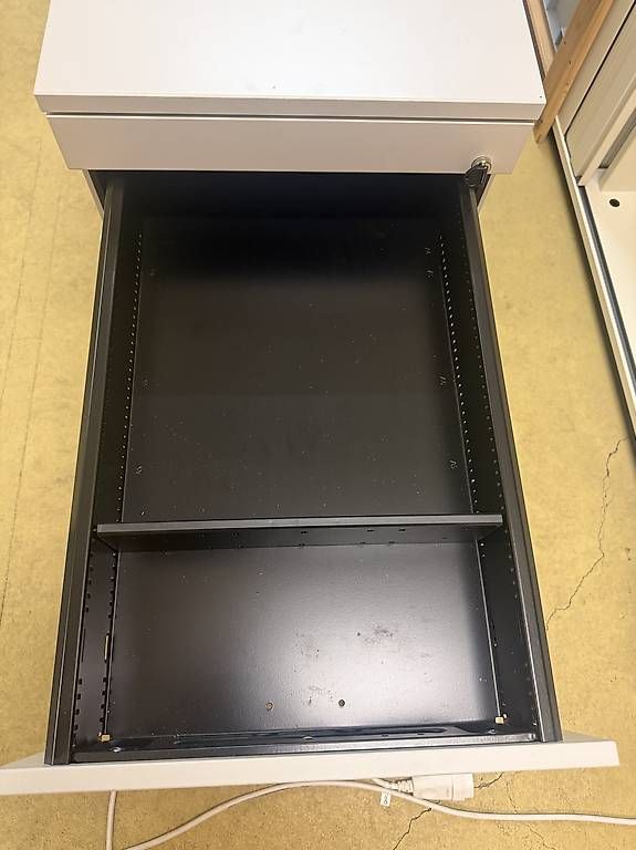 Korpus: Rollcontainer Bürocontainer Schubladen hellgrau – Gebraucht aus Bern von Sellionaire_007 2