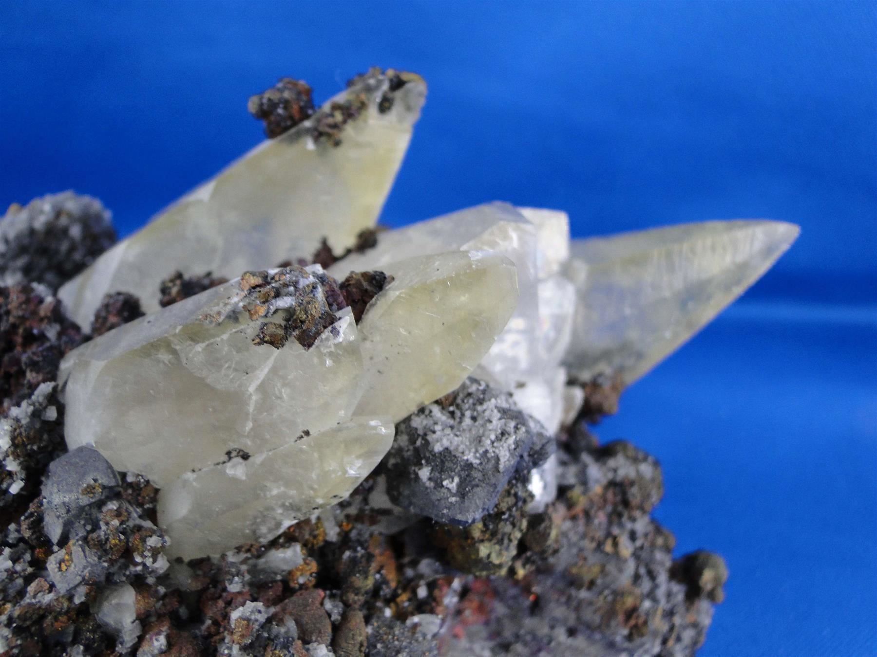 Minerali & Pietre curative: Calcit mit Chalkopyrit und Galena – Usato da Schinznach Bad venduto da Demerald 4