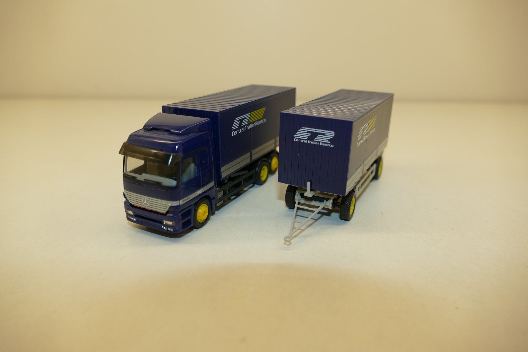 Herpa Modellautos: Herpa 1:87: MB 2543 Sattelzug Central Trailer Rentco – Gebraucht aus Niederhasli von rail-duerst 1