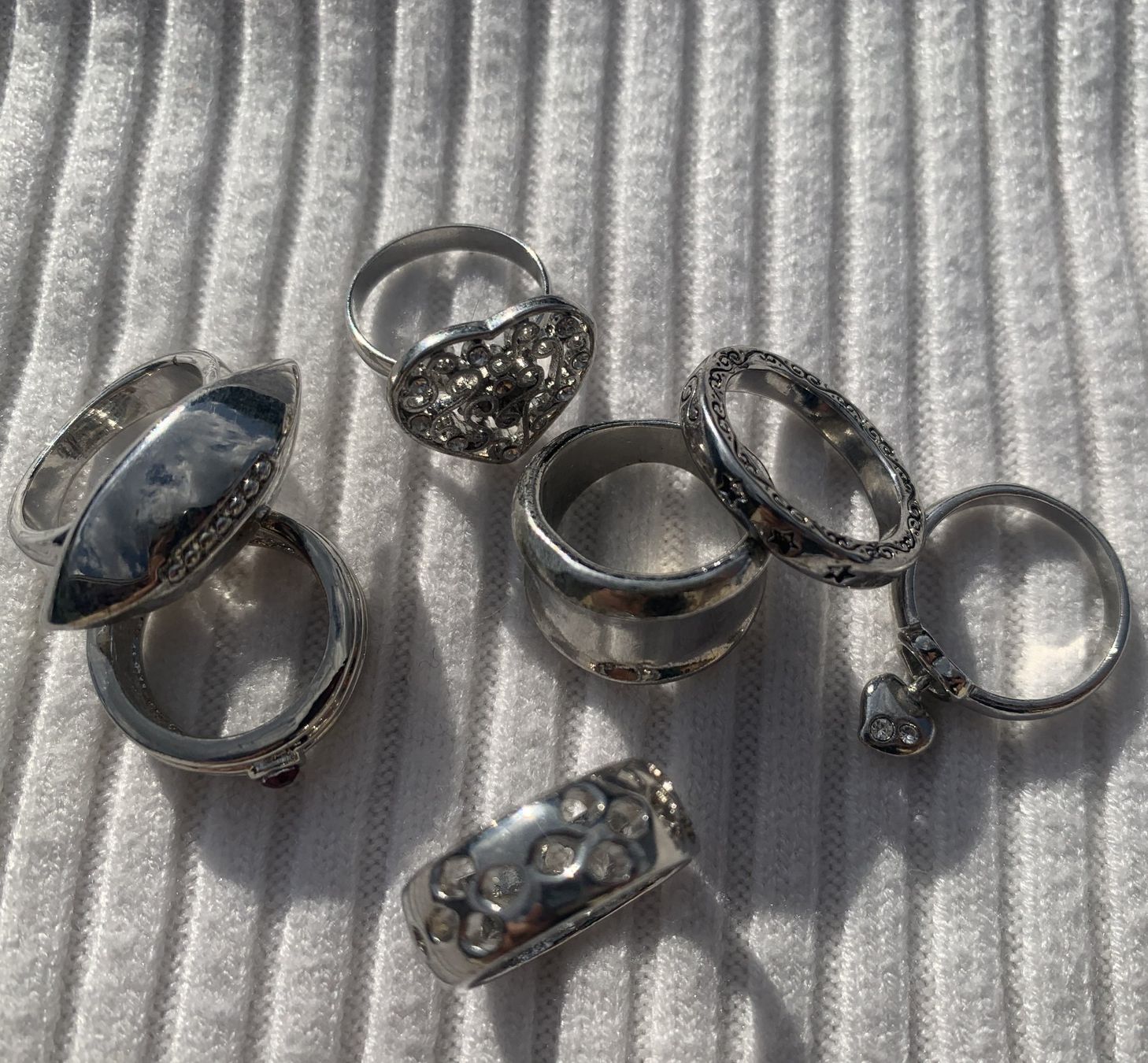 Anelli: Set aus silberfarbenen Ringen – Usato da Chalais venduto da Decoarts.art 2