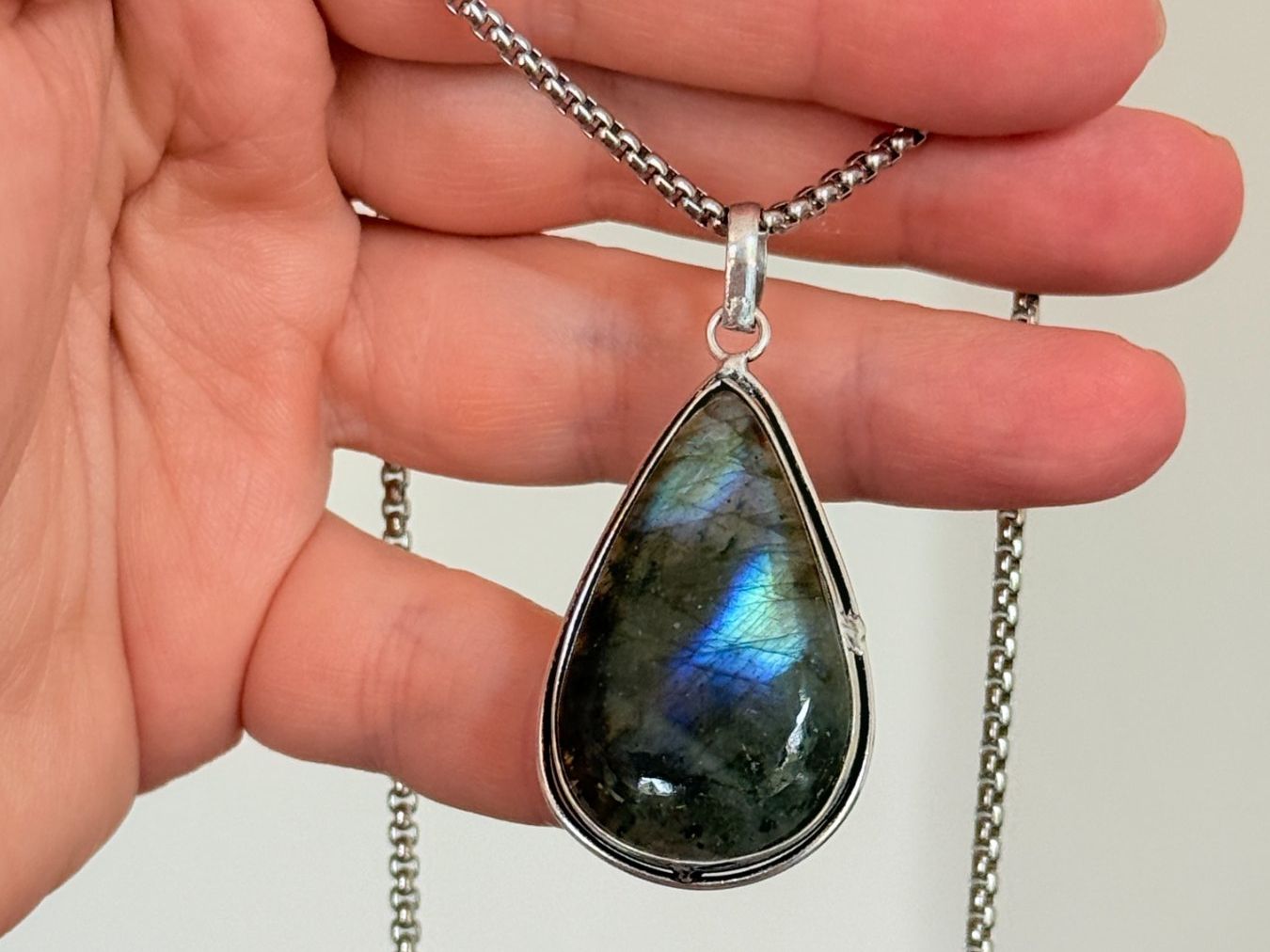Catenine: Collier avec pendentif labradorite forme goutte – Nuovo e nell'imballaggio originale da Genève venduto da AGBERG