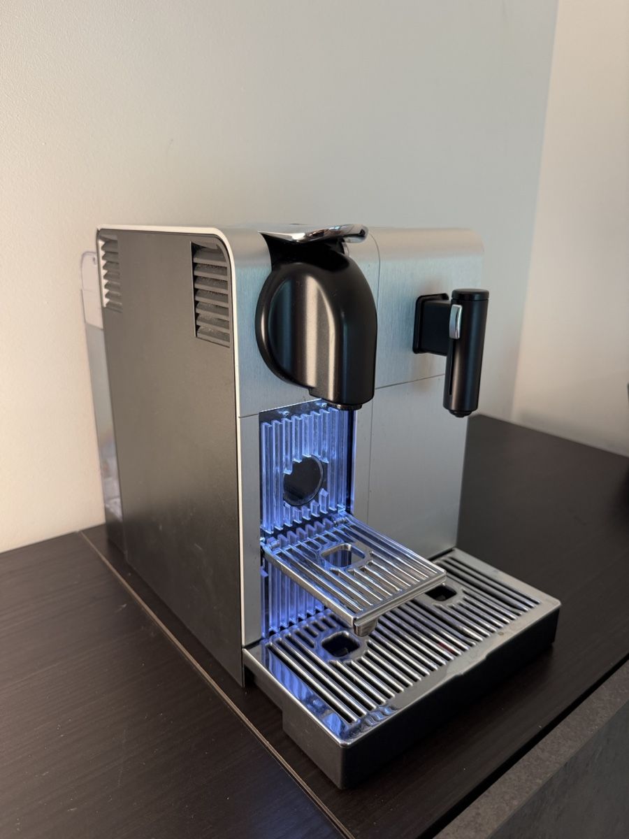 De'Longhi Machines à café & Machines à expresso: DELONGHI Lattissima Pro Nespresso – D'occasion à Zürich par moowhooper