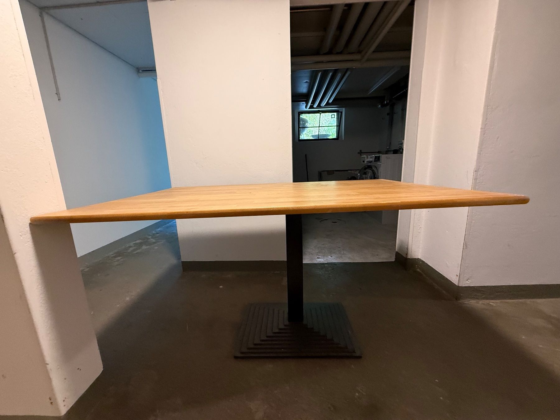 Pfister Tavoli: Holztisch mit Metallsockel – Usato da Bern venduto da _mirthi 1