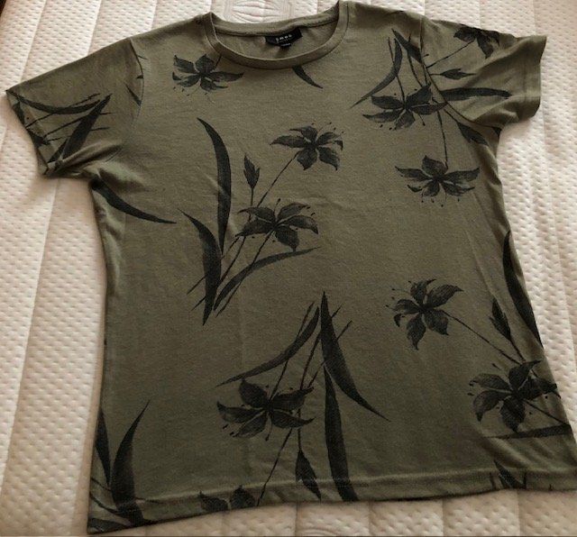 T-Shirts: T-shirt Immod vert olive, fleurs noires, taille S – Gebraucht aus Aigle von Tchamille 1