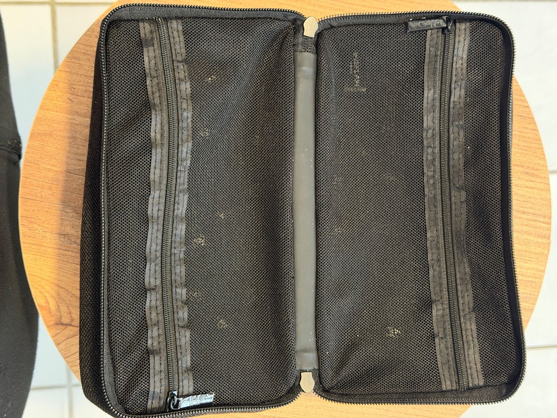 Guerlain Kosmetikkoffer: Trousse Guerlain Paris noire, format voyage – Neu (gemäss Beschreibung) aus fey von Caductilometre 1