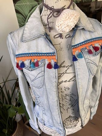 Schöne Jeansjacke mit farbigen Details gr 36