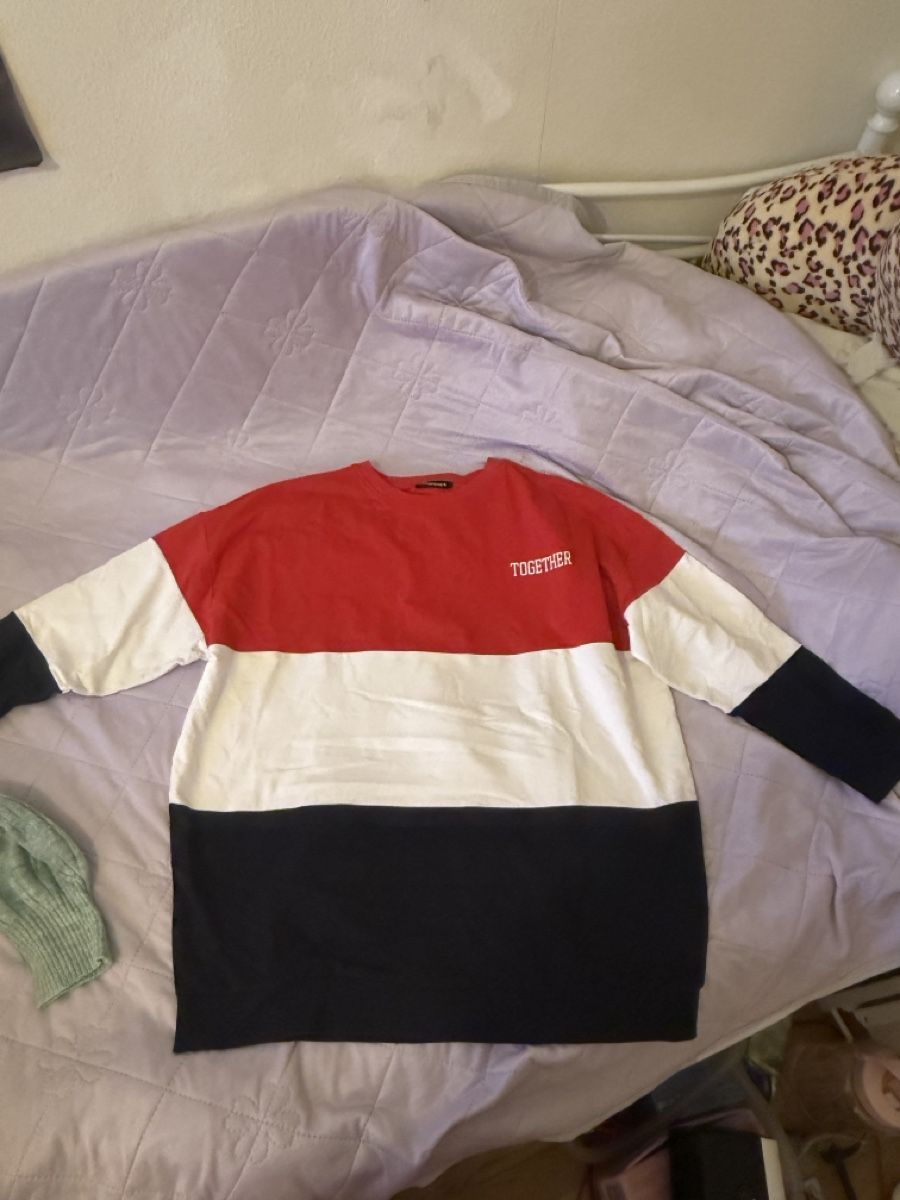 Pulls & Sweat-shirts: Pullover farbblock rot weiss schwarz Grösse L – Neuf avec emballage d'origine à Horgen par emi_9dyh