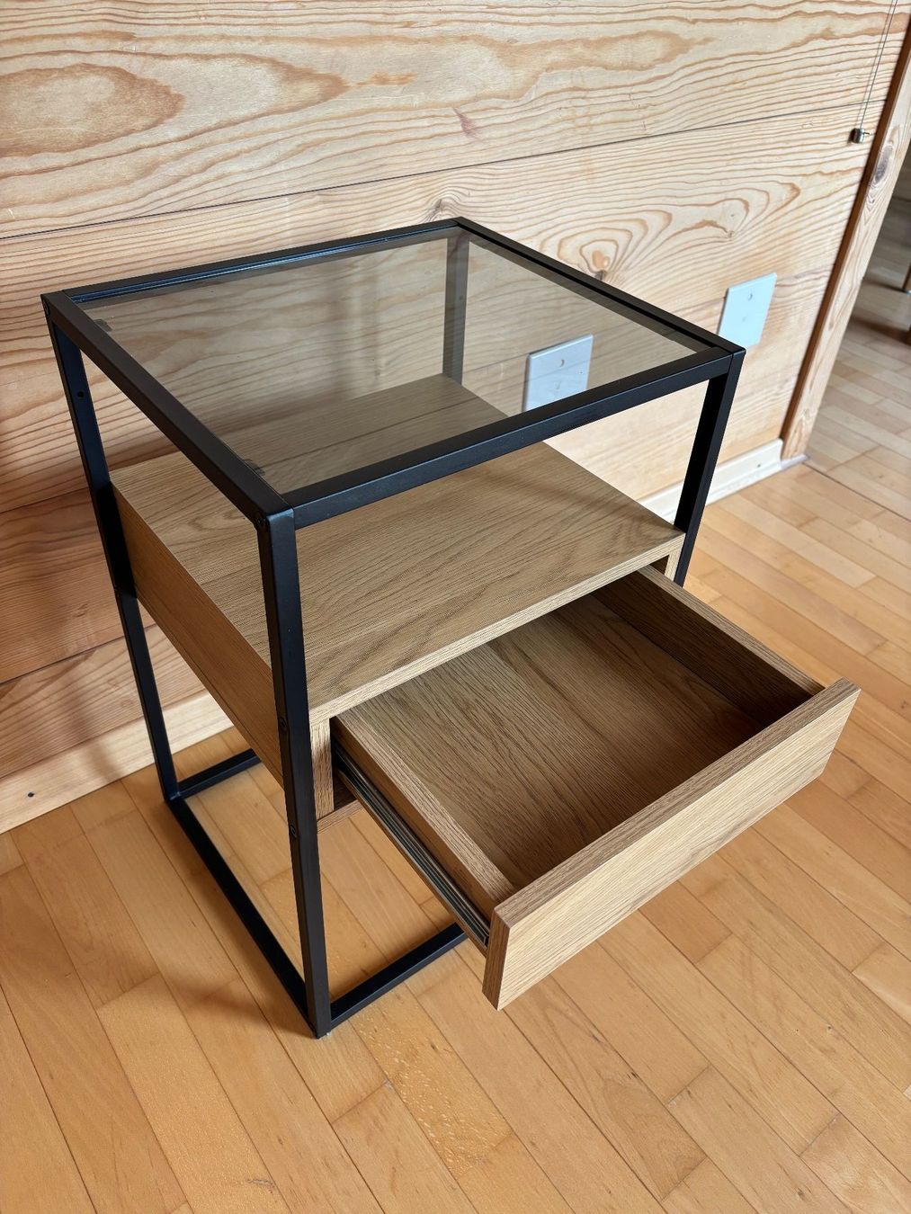 Nachttische: Moderner Nachttisch mit Schublade, Glas und Metall – Gebraucht aus Dielsdorf von Duc_74 2