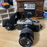Minolta XG2 Kamera mit Tokina Objektiv und Blitz