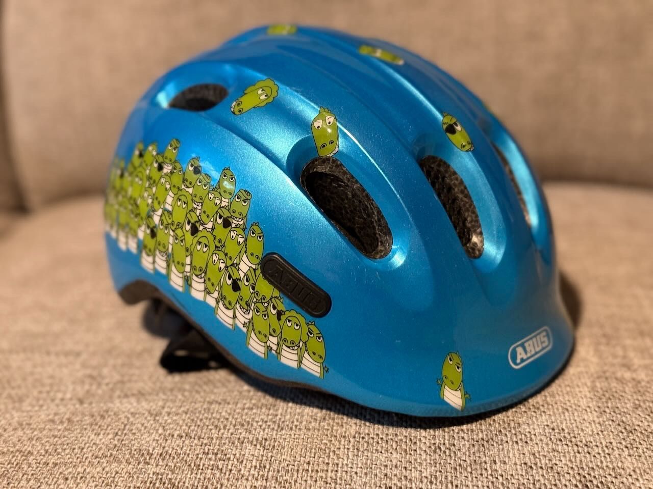 Abus Caschi: ABUS Kinderhelm, Grösse 45-50, Krokodil Design – Usato da Sissach venduto da hucom