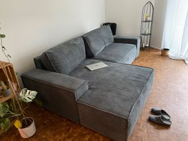 Graues Cord Sofa mit Schlaffunktion, wegen Umzug abzugeben
