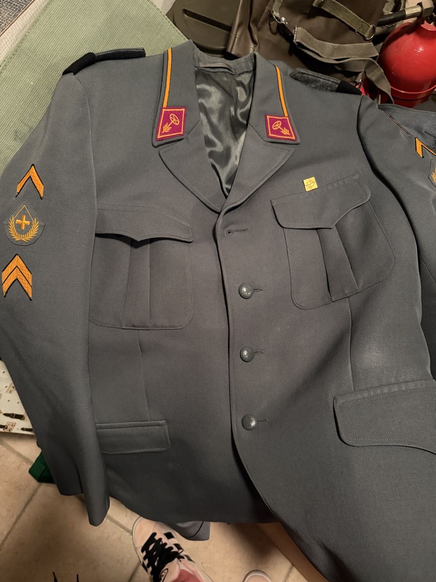 Schweizer Armee Uniformi: Schweizer Armee Offiziersuniform – Usato da monte carasso venduto da Chanel82