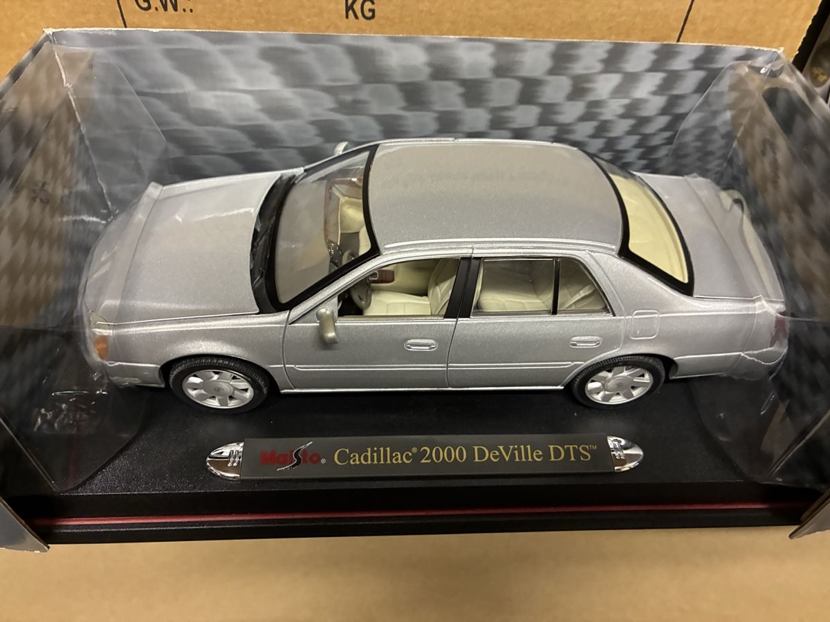 Maisto Modellini d'auto: Maisto Cadillac 2000 DeVille DTS 1:18 Neu – Usato da Wattenwil venduto da Jasa79